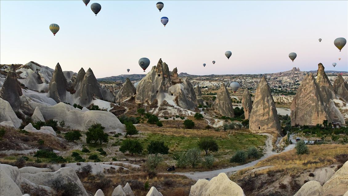 Kapadokya'da turistlerin gözdesi sıcak hava balonları