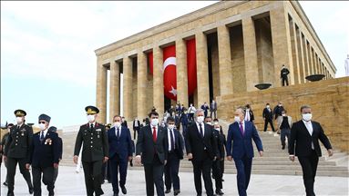 Ankara Valisi Şahin ve beraberindeki heyet, Anıtkabir'i ziyaret etti