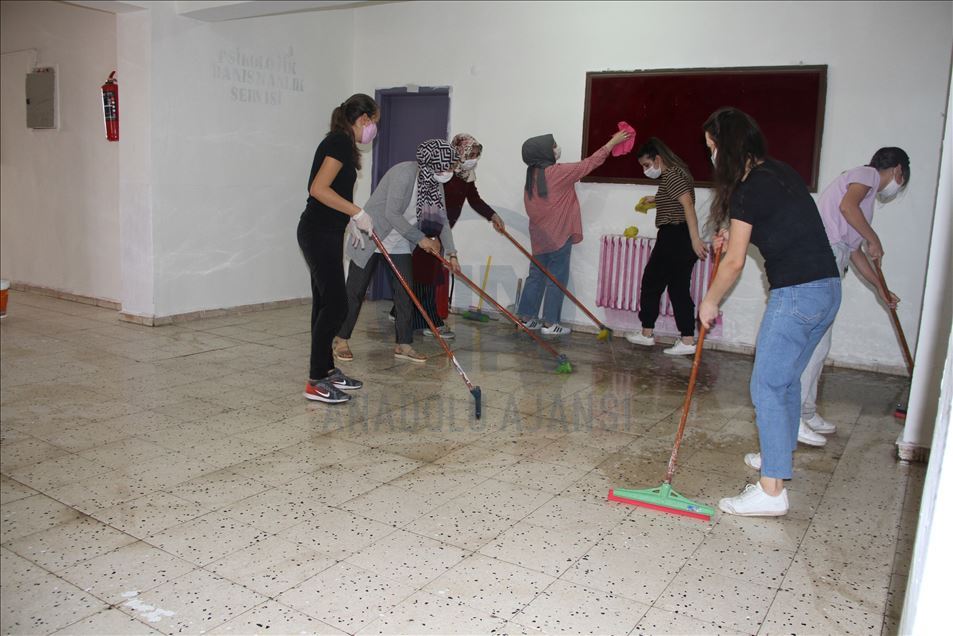 Li Silopiyê mamosteyên fedakar dibistan boyax kirin