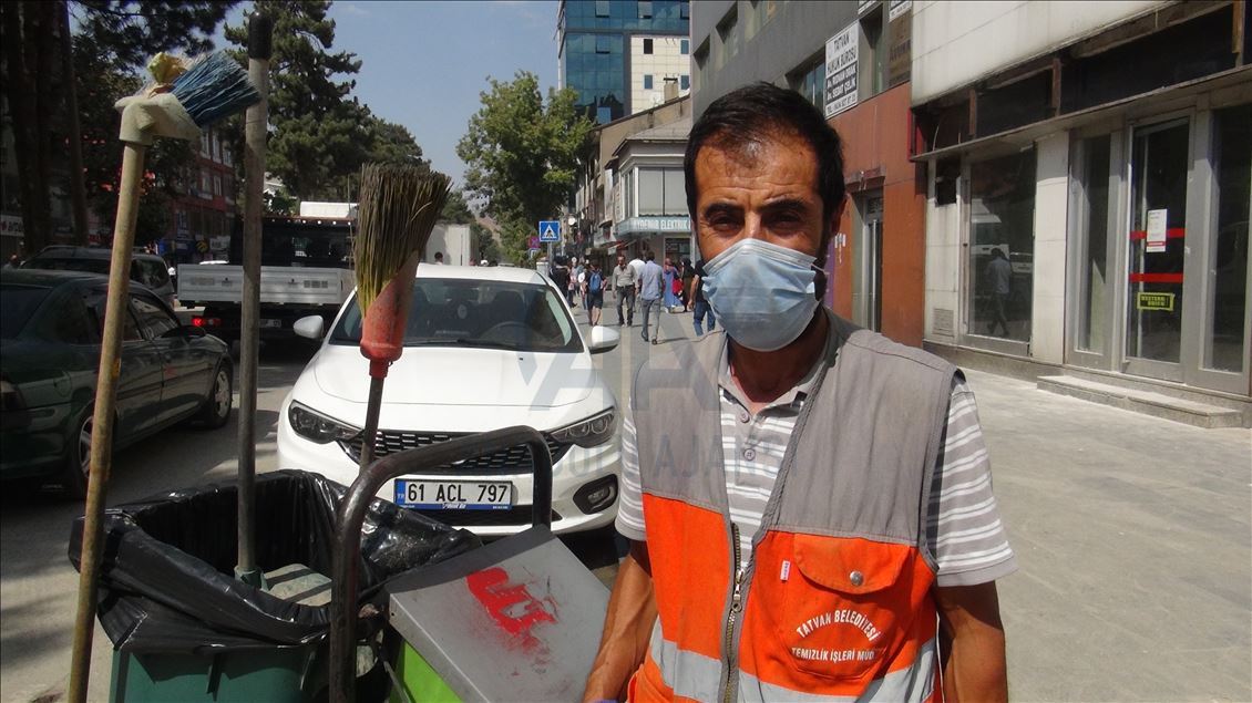 Çöp arabasını özenle temizleyen temizlik işçisi sosyal medyada ilgi odağı oldu