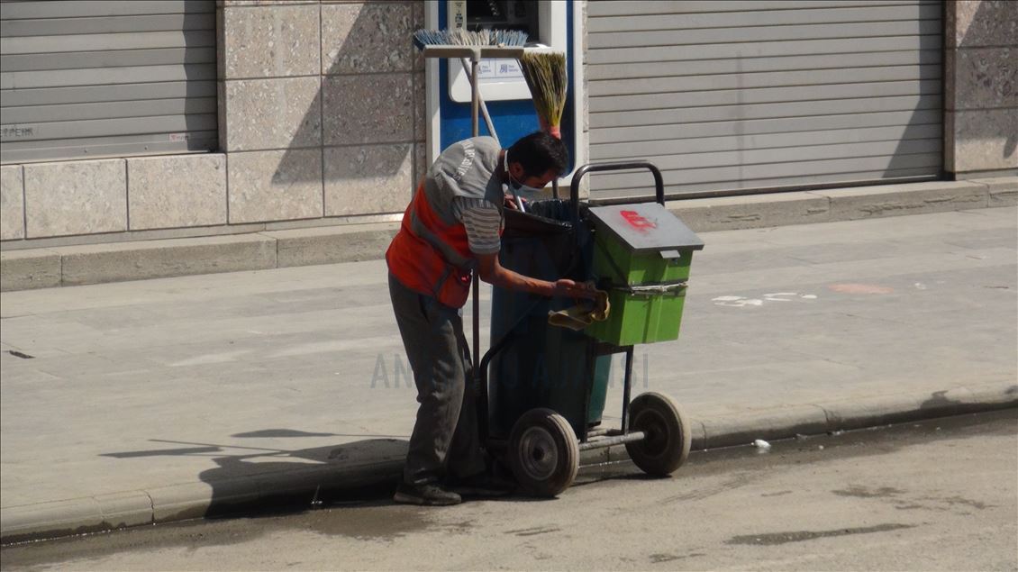 Çöp arabasını özenle temizleyen temizlik işçisi sosyal medyada ilgi odağı oldu

