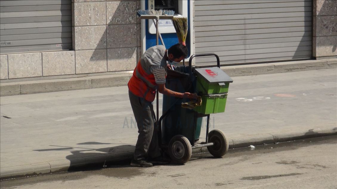 Çöp arabasını özenle temizleyen temizlik işçisi sosyal medyada ilgi odağı oldu