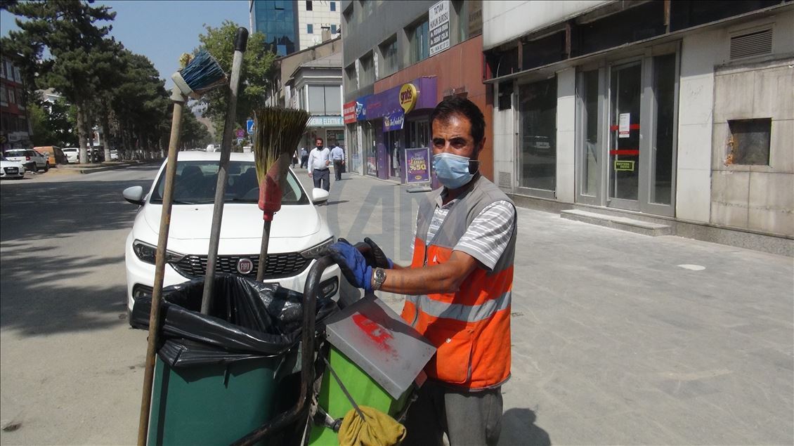 Çöp arabasını özenle temizleyen temizlik işçisi sosyal medyada ilgi odağı oldu
