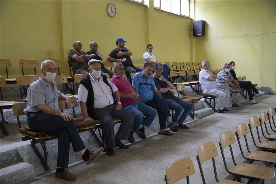 Tarladan toplanan otlar, usta ellerde süpürgeye dönüşüyor