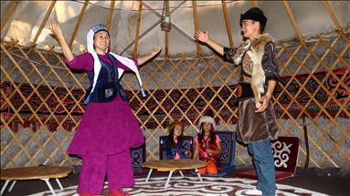 Kırgız Türkleri çivi kullanmadan yaptıkları "otağ"ları yurt dışına gönderiyor