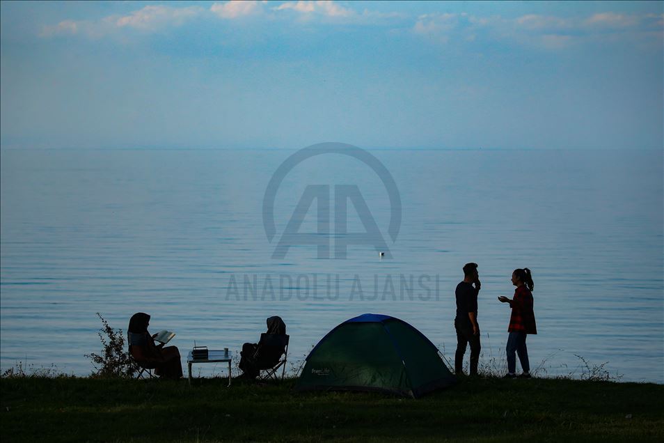 Van Gölü kıyıları ziyaretçilerine huzur veriyor