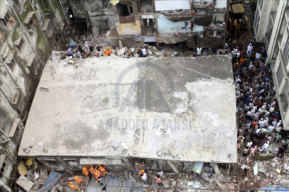 Hindistan'da bina çöktü: 10 ölü, 11 yaralı