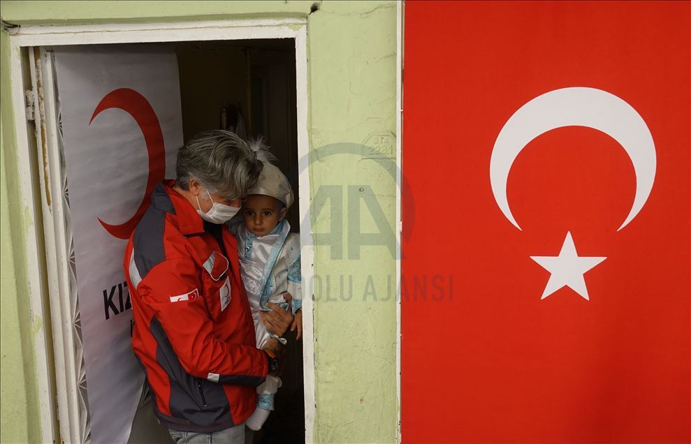 İzmir'de sünnet çocuklarının üstü açık otomobille gezi hayalini Kızılay gerçekleştirdi