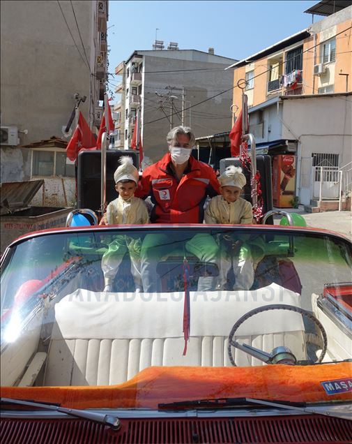 İzmir'de sünnet çocuklarının üstü açık otomobille gezi hayalini Kızılay gerçekleştirdi