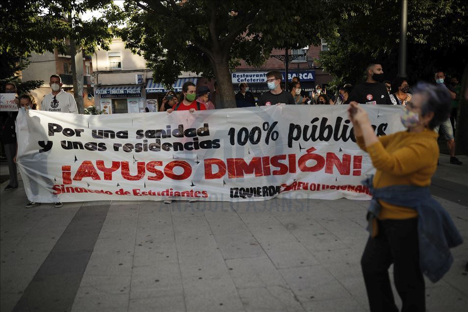 İspanya'da artan Kovid-19 vakaları nedeniyle getirilen kısıtlamalar protesto edildi