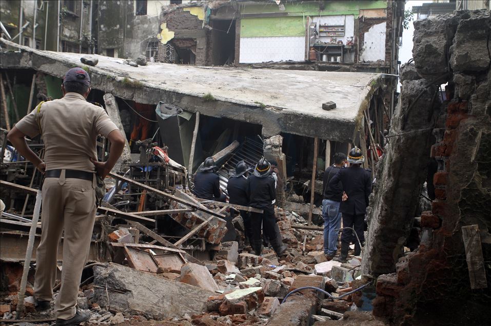 Hindistan'da bina çöktü: 10 ölü, 11 yaralı