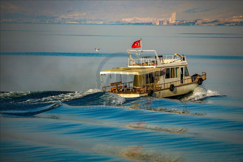 Van Gölü kıyıları ziyaretçilerine huzur veriyor