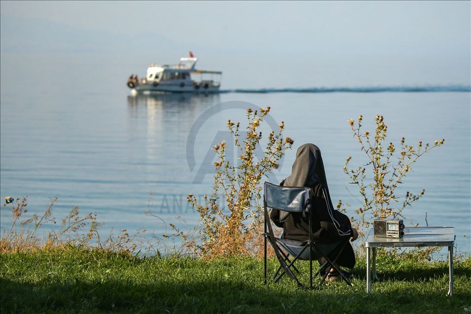 Van Gölü kıyıları ziyaretçilerine huzur veriyor