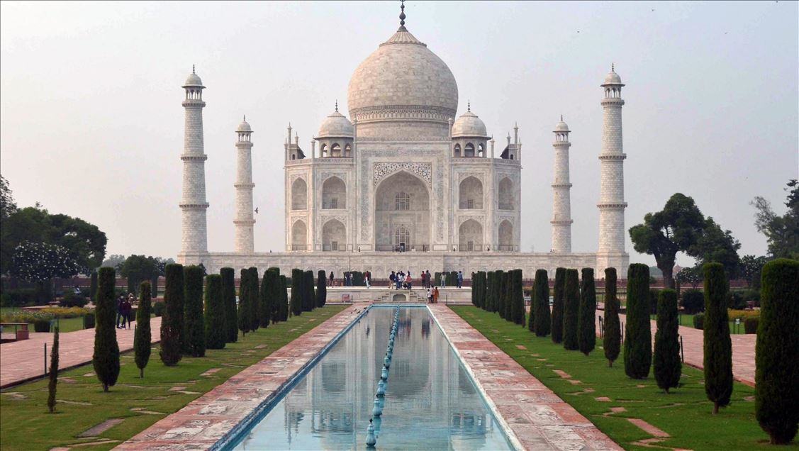 Hindistan'da Tac Mahal, altı ay aradan sonra ziyarete açıldı