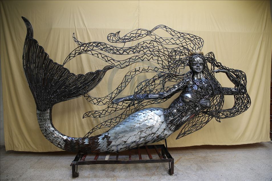Hatay'da mozaik ustası, atık hurdalardan deniz kızı heykeli yaptı
