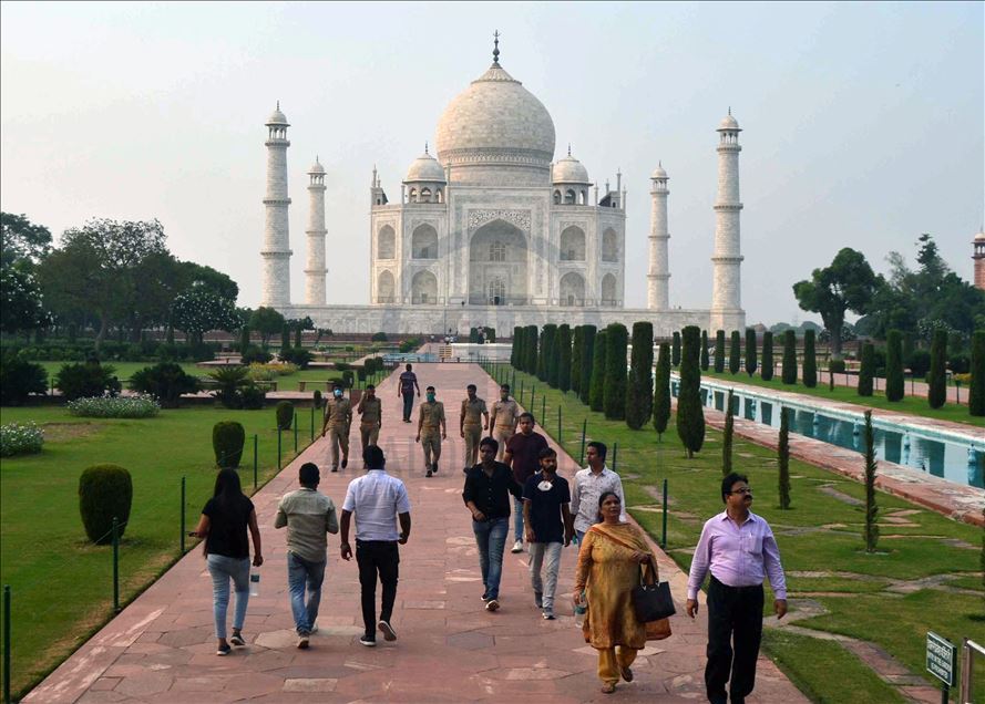 Hindistan'da Tac Mahal, altı ay aradan sonra ziyarete açıldı