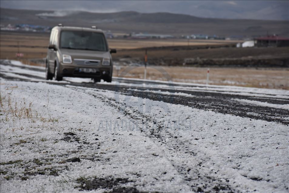 Kars'ta etkili olan dolu kent merkezini beyaza bürüdü
