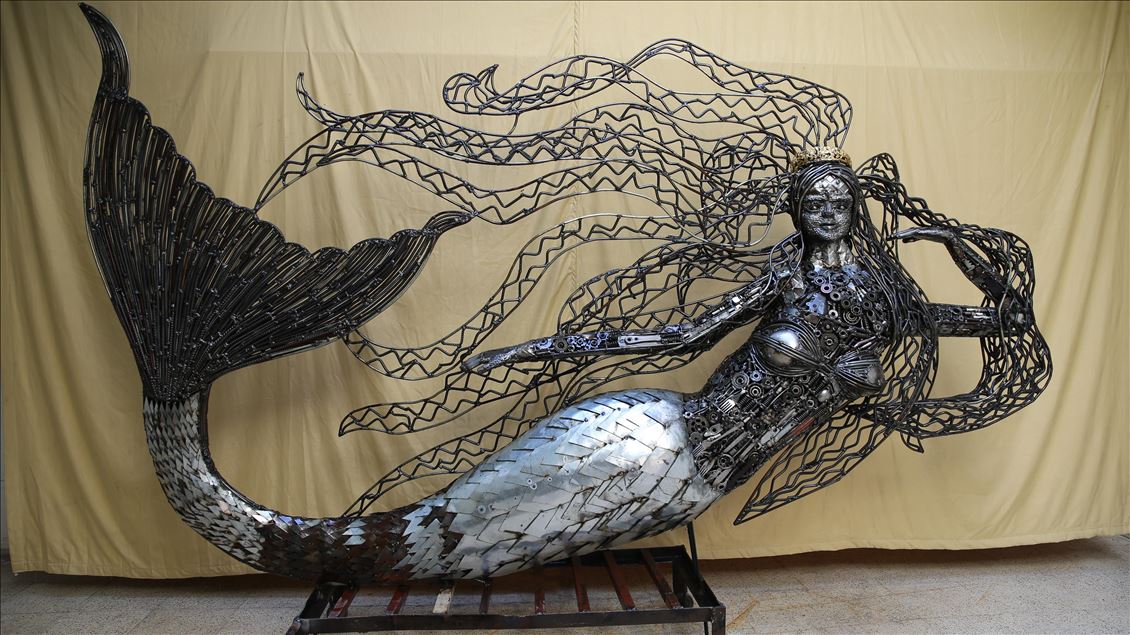 Hatay'da mozaik ustası, atık hurdalardan deniz kızı heykeli yaptı
