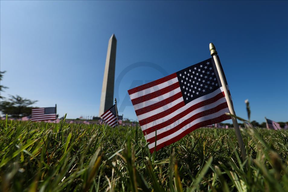 Washington'daki National Mall parkına Kovid-19 kurbanları anısına Amerikan bayrakları yerleştirildi