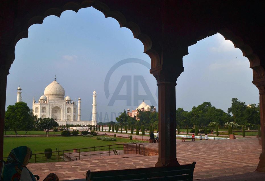 Hindistan'da Tac Mahal, altı ay aradan sonra ziyarete açıldı