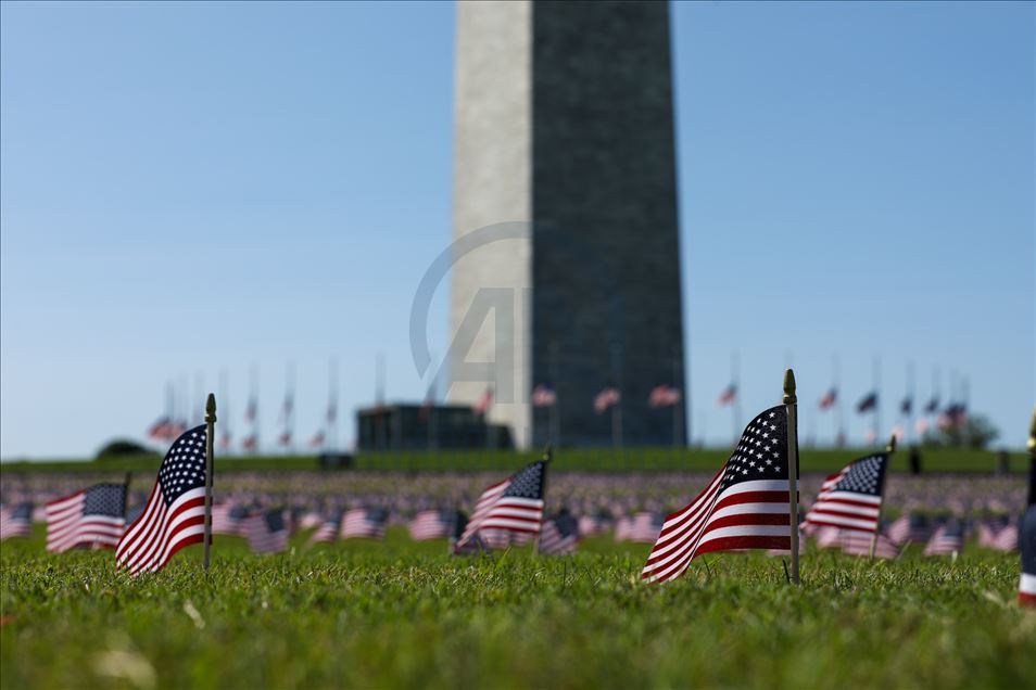 Washington'daki National Mall parkına Kovid-19 kurbanları anısına Amerikan bayrakları yerleştirildi