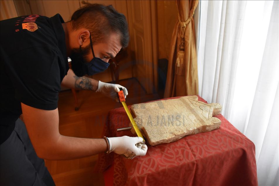 İtalya'da teslim alınan Lidya dönemine ait kefaret yazıtı Türkiye'ye dönüyor