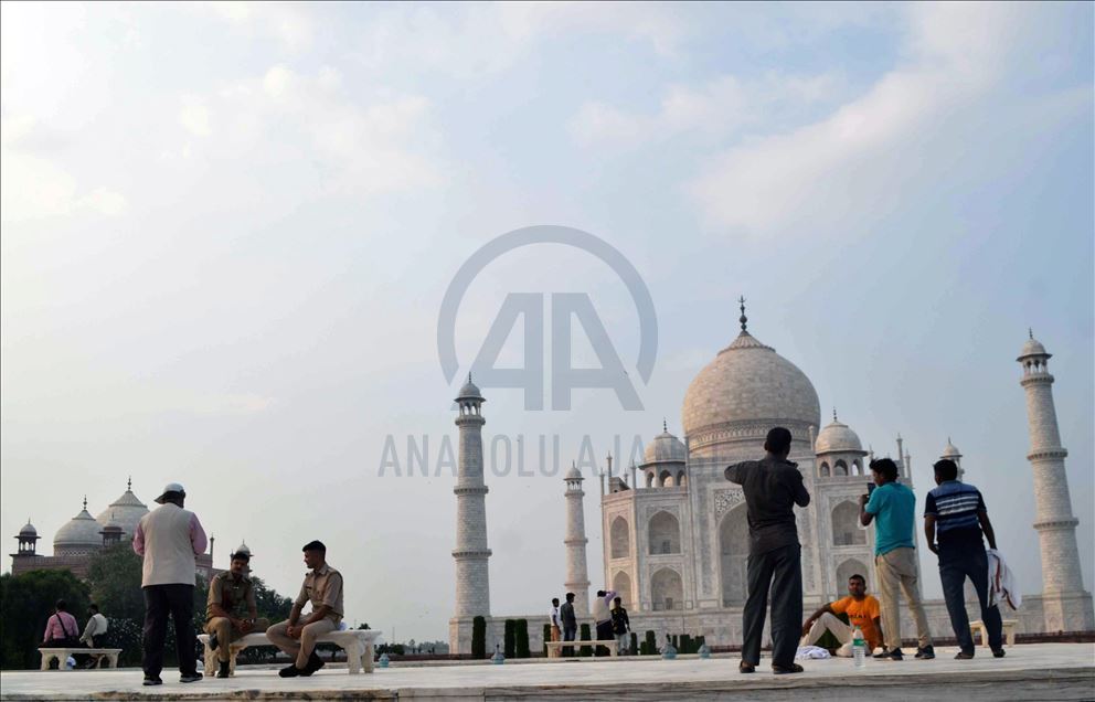 Hindistan'da Tac Mahal, altı ay aradan sonra ziyarete açıldı