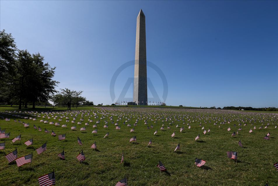 Banderas de EEUU fueron colocadas en el National Mall para rendir tributo a las 200 mil víctimas que ha dejado el coronavirus