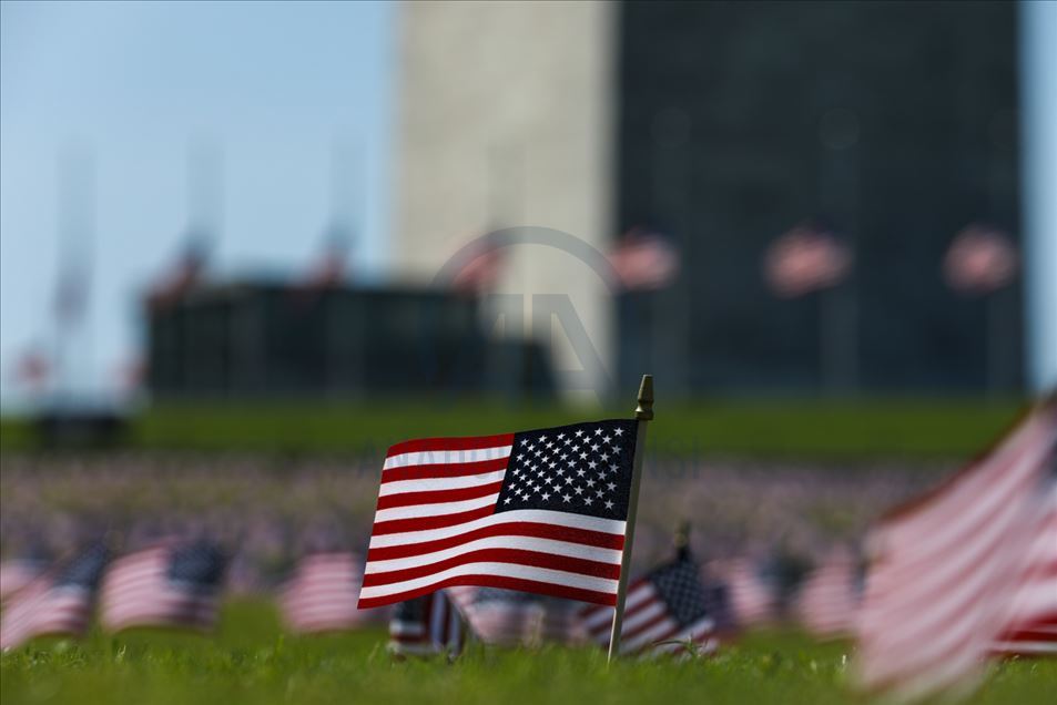 Banderas de EEUU fueron colocadas en el National Mall para rendir tributo a las 200 mil víctimas que ha dejado el coronavirus