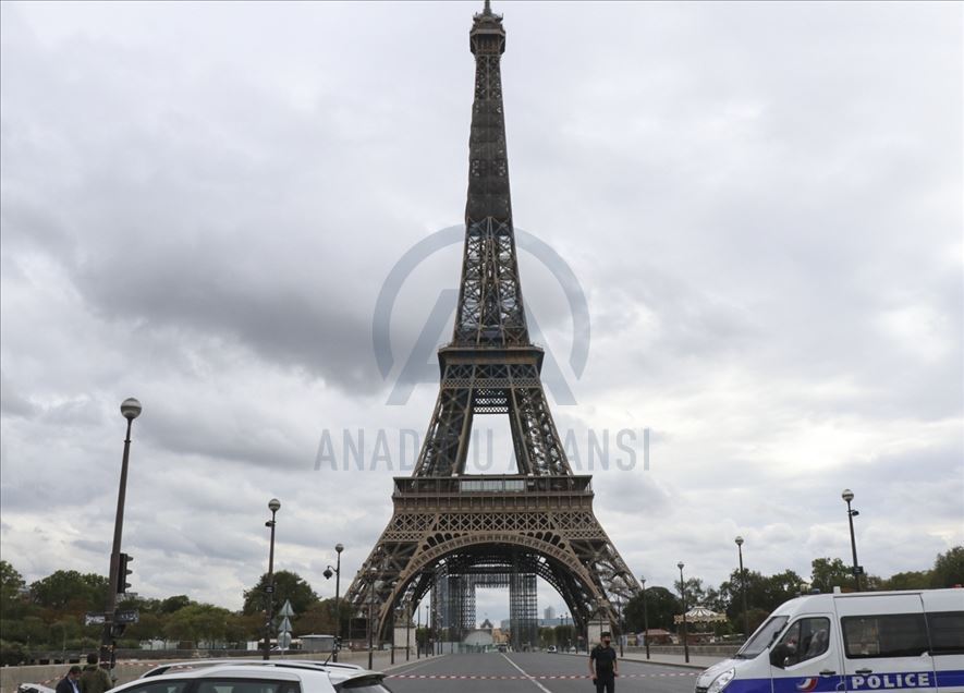 Francia: Torre Eiffel evacuada por falsa amenaza de bomba