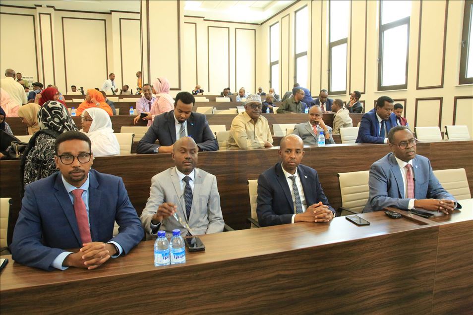 منح البرلمان الصومالي، الأربعاء، ث