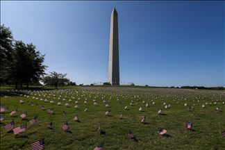 Banderas de EEUU fueron colocadas en el National Mall para rendir tributo a las 200 mil víctimas que ha dejado el coronavirus