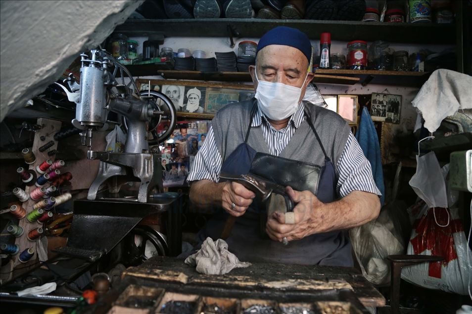 Emrê bi pînekirina solan di dikaneke mêtreyekê da derbas bû