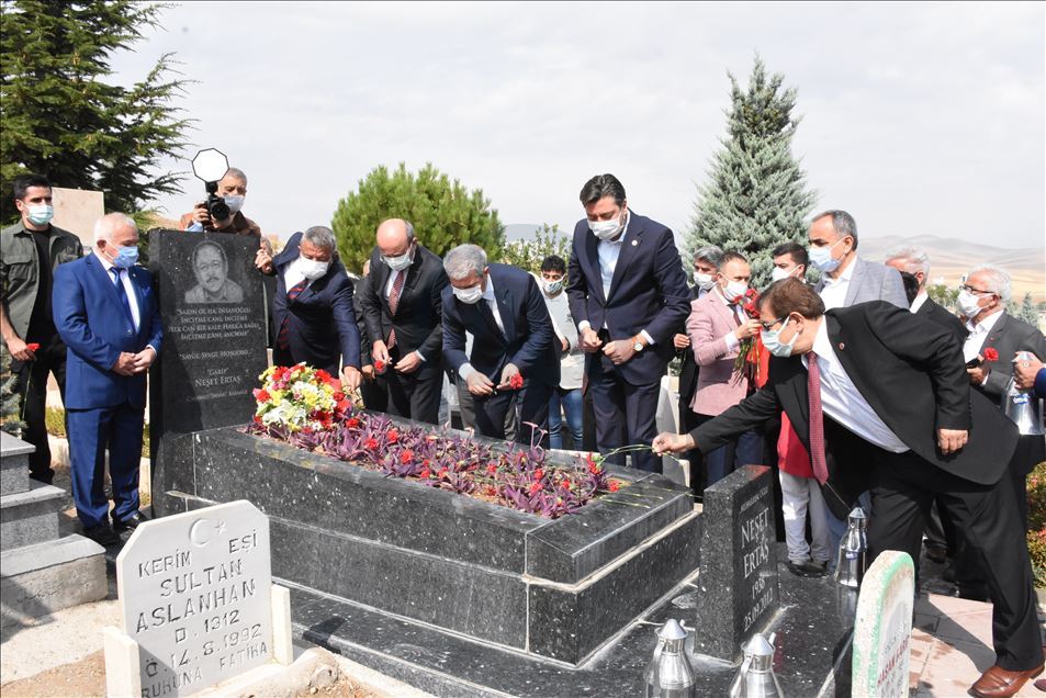 "Bozkırın Tezenesi" Neşet Ertaş Kırşehir'deki mezarı başında anıldı