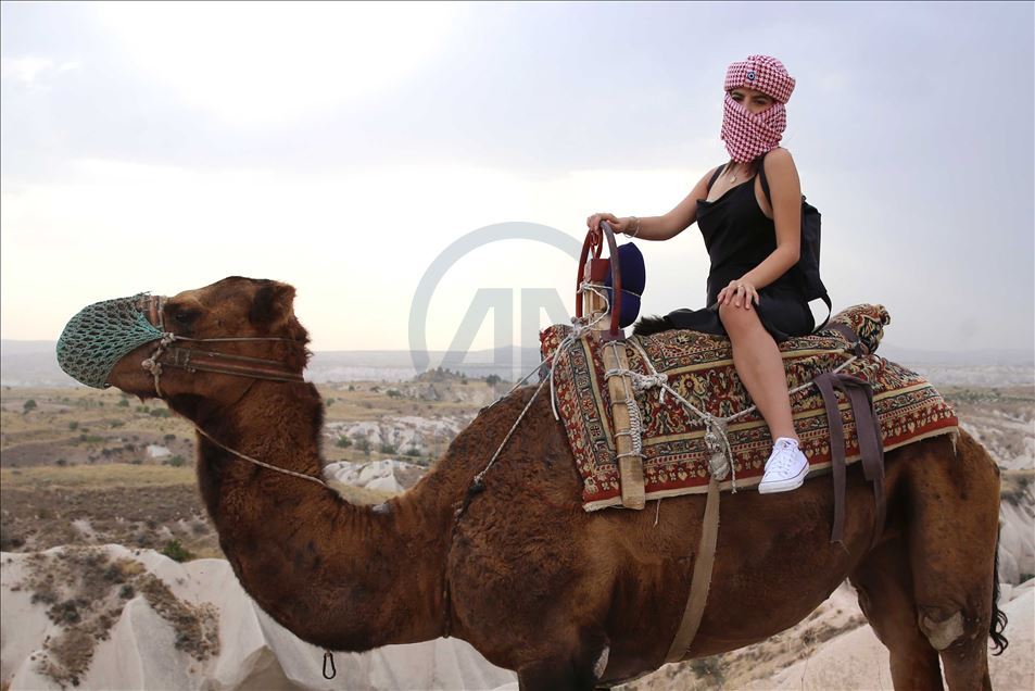 تتجول الجِمال بين مداخن العفاريت ف