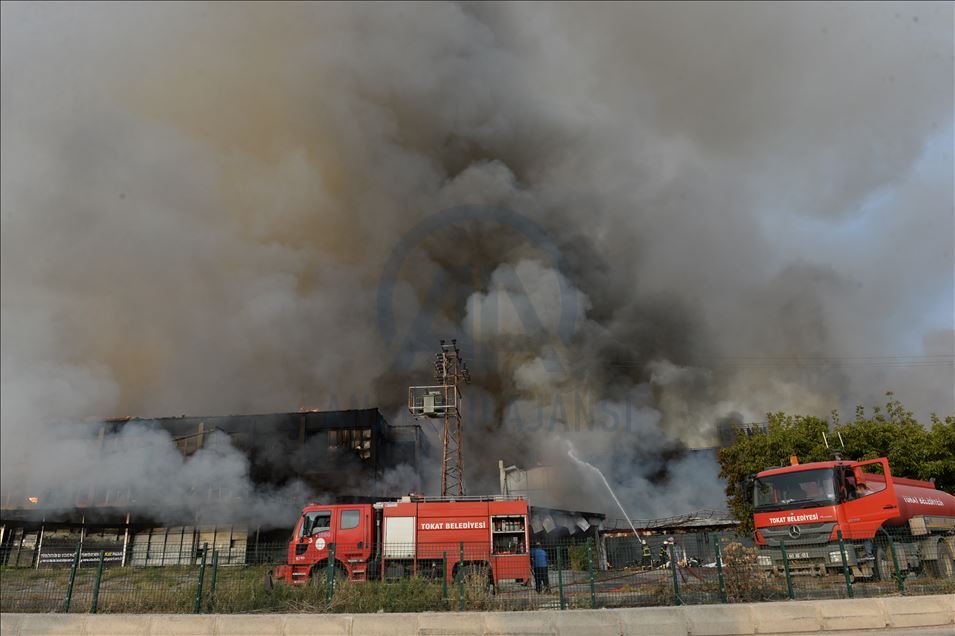 Tokat'ta bir AVM'de çıkan yangın söndürülmeye çalışılıyor