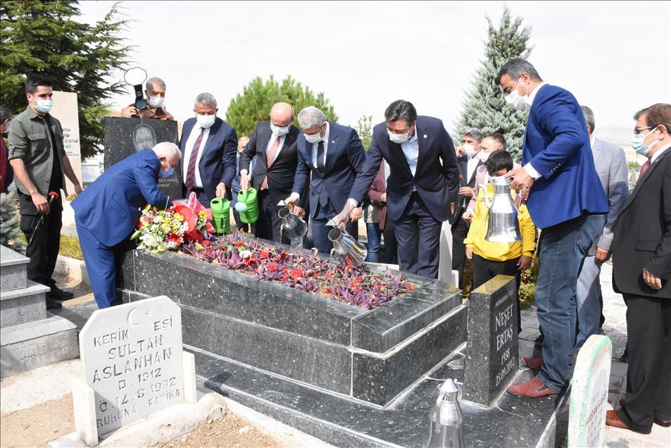"Bozkırın Tezenesi" Neşet Ertaş Kırşehir'deki mezarı başında anıldı