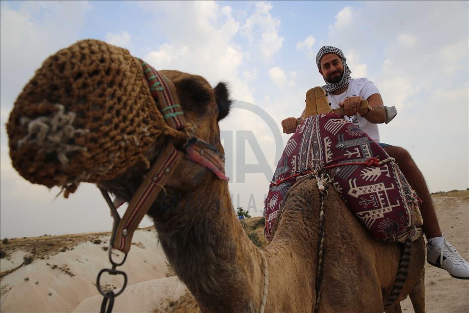 تتجول الجِمال بين مداخن العفاريت ف