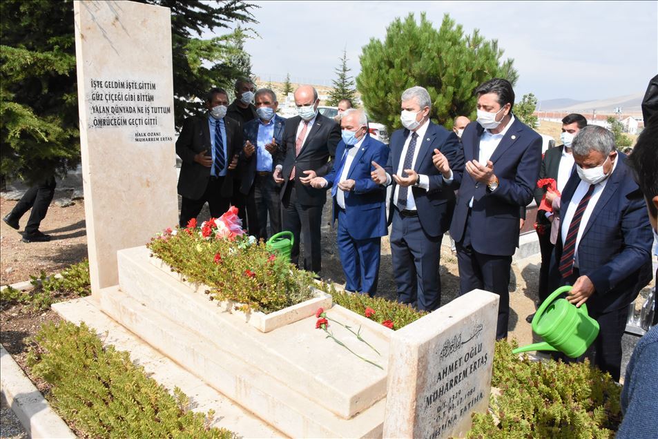 "Bozkırın Tezenesi" Neşet Ertaş Kırşehir'deki mezarı başında anıldı