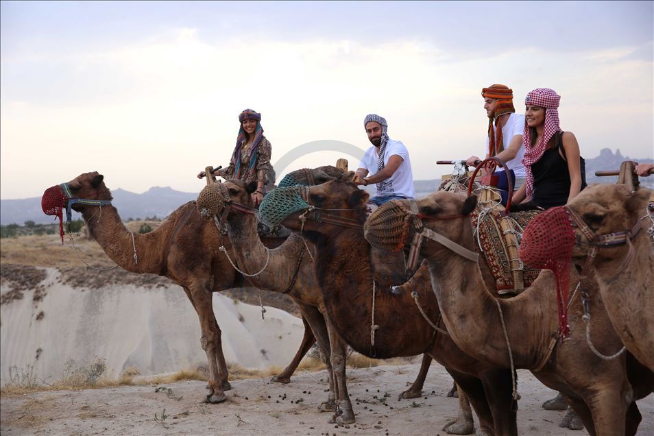 تتجول الجِمال بين مداخن العفاريت ف
