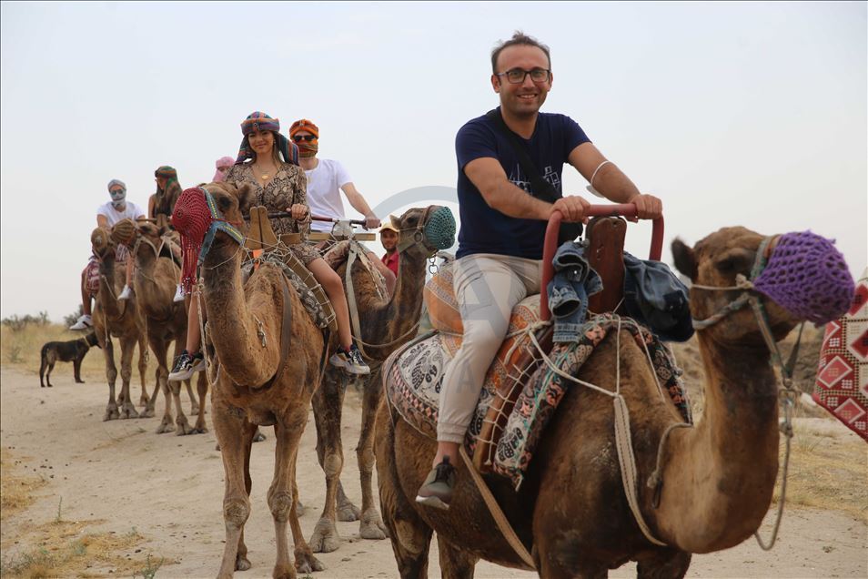 تتجول الجِمال بين مداخن العفاريت ف