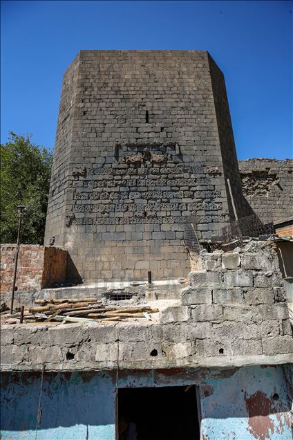 Li Diyarbekirê çavî û kîtabeya li ser birca dîrokî yên veşartî mabû derketin holê
