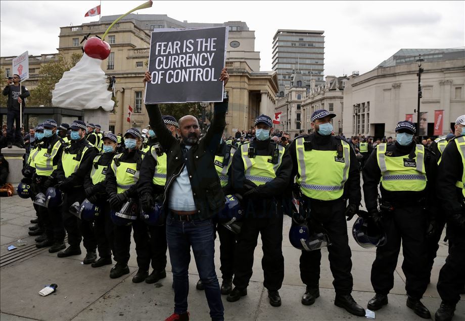 İngiltere’de polis, Kovid-19 önlemleri karşıtı grubun protestosuna müdahale etti

