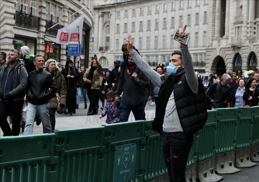 İngiltere’de polis, Kovid-19 önlemleri karşıtı grubun protestosuna müdahale etti
