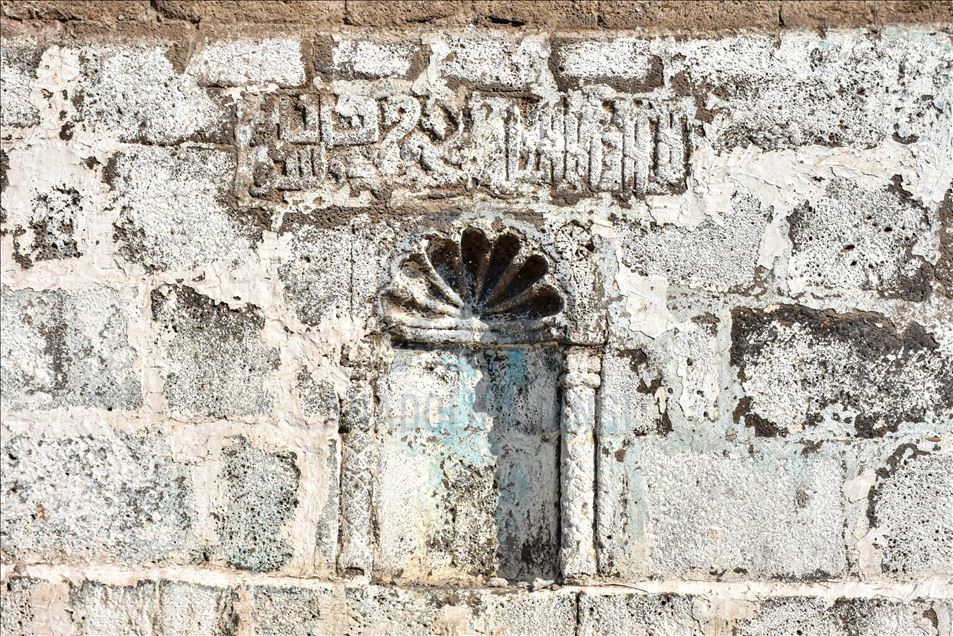 Li Diyarbekirê çavî û kîtabeya li ser birca dîrokî yên veşartî mabû derketin holê
