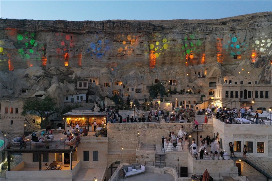 Moda tasarımcıları yeni kreasyonlarını Kapadokya'da tanıttı