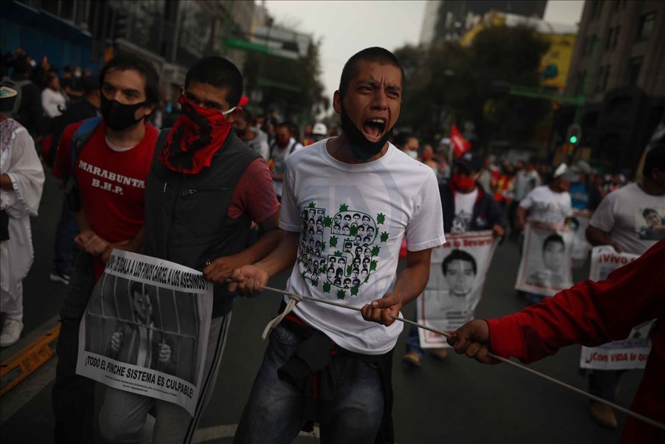 Así fue la marcha por el sexto aniversario de la desaparición de los 43 estudiantes en México