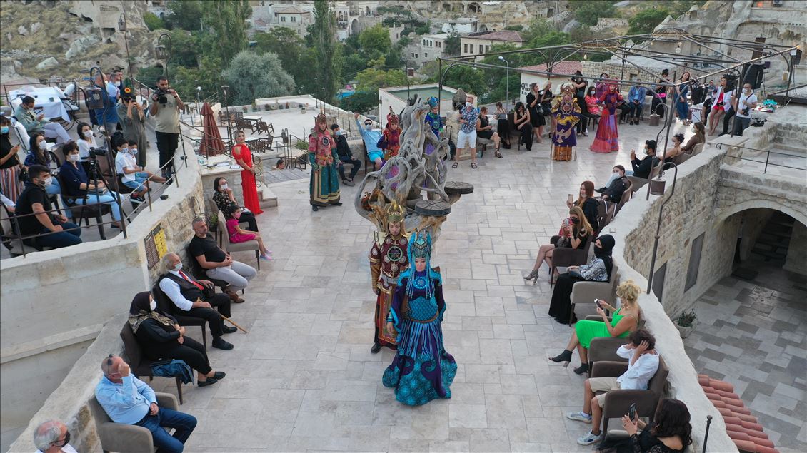 Moda tasarımcıları yeni kreasyonlarını Kapadokya'da tanıttı
