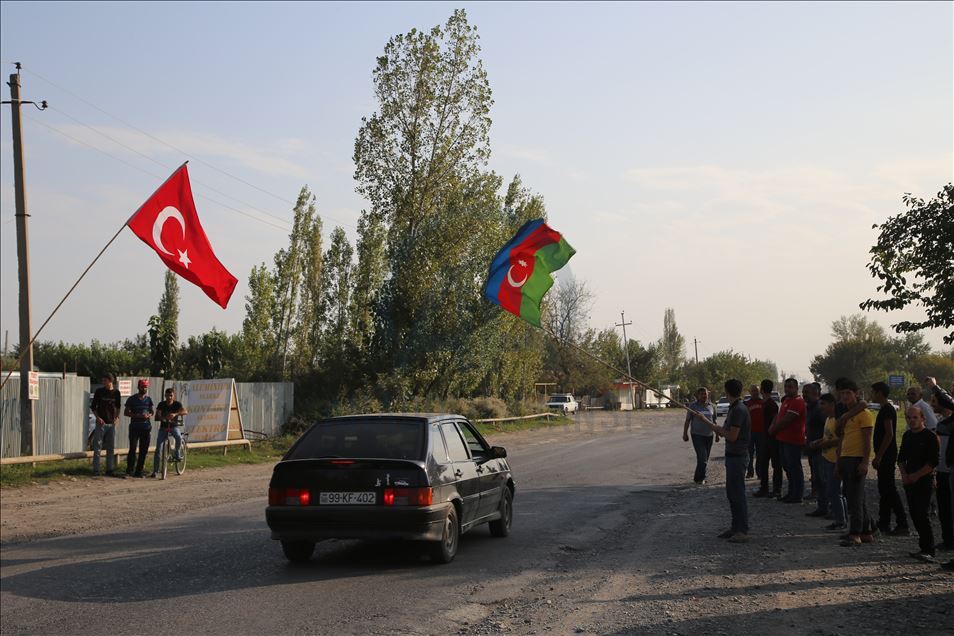 Azerbaycanlılar, Azerbaycan ve Türk bayraklarıyla askere destek verdi