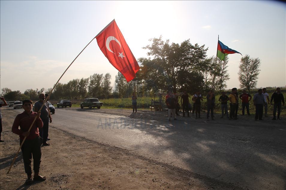 Azerbaycanlılar, Azerbaycan ve Türk bayraklarıyla askere destek verdi